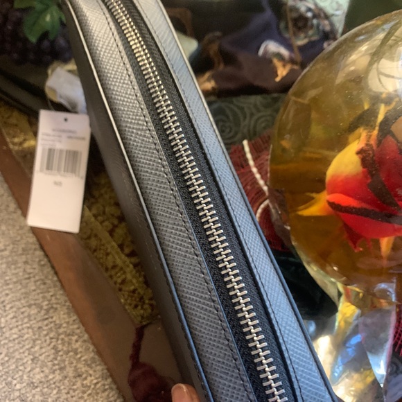 Auth. Michael Kors leather LG phone/card wristlet - Picture 4 of 13